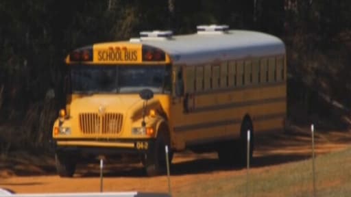 C'est dans l'un de ces bus qu'Ethan a été enlevé par un homme. Il est retenu en otage depuis six jours.