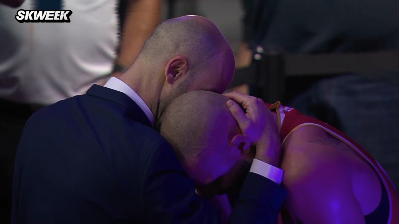 Evan Fournier, abattu, dans les bras de l'entraîneur de Monaco, Spanoulis.