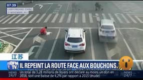 Il repeint la route face aux bouchons