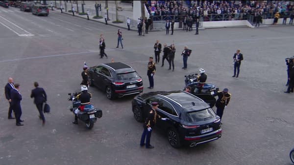 Les deux DS7 prêts à quitter la place de l'Etoile pour descendre les Champs Elysées.