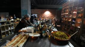 Des squatteurs, menacés d'expulsion, tiennent un restaurant "freegan" ou "déchétarien", dont le menu est concocté avec des invendus du marché de Rungis, sous le périphérique parisien, le 25 mars 2016