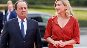 L'ancien président français François Hollande et son épouse l'actrice et productrice française Julie Gayet arrivent pour assister à un dîner de gala organisé par le Comité international olympique (CIO) et la présidence française au musée du Louvre à Paris, à la veille de la cérémonie d'ouverture des Jeux olympiques de Paris 2024, le 25 juillet 2024.