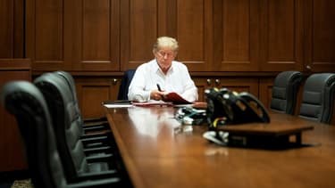 Photo diffusée par la Maison Blanche le 4 octobre montrant Donald Trump à l'hôpital militaire de Walter Reed près de Washington