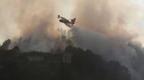 Un Canadair à proximité de Carros, dans les Alpes-Maritimes, le 24 juillet 2017
