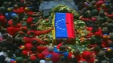 Le cercueil d'Hugo Chavez entouré par la foule à Caracas