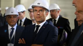 Emmanuel Macron sur le site de Crolles, près de Grenoble, le 12 juillet 2022, présente une stratégie visant à doubler la production de composants électroniques en France à l'horizon 2030