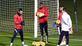 Hugo Lloris et Mike Maignan lors d'un entraînement avec les Bleus en 2020