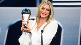 Alexia Putellas avec le trophée The Best de meilleure joueuse Fifa 2022