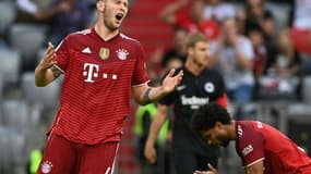 La réaction du défenseur du Bayern Munich Niklas Suele, après avoir raté une occasion, lors de la défaite à domicile face à l'Eintracht Francfort, lors de la 7e journée de Bundesliga, le 3 octobre 2021 à Munich