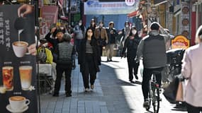 Des passants dans une rue du quartier de Myeongdong à Séoul, en Corée du Sud, le 12 octobre 2022.