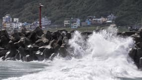 Des vagues générées par le typhon Koinu, dans le nord de Taïwan, le 5 octobre 2023