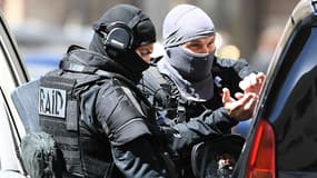 L'équipe du Raid procède à l'interpellation des deux suspects le 18 avril 2017 à Marseille