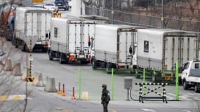 Soldat sud-coréen surveillant des camions rejoignant le parc industriel de Kaesong, enclave industrielle dans laquelle travaillent des milliers de Sud-Coréens à quelques kilomètres au nord de la zone démilitarisée. La présidente sud-coréenne Park Geun-hye