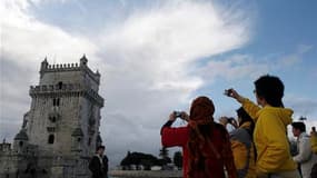 Touristes nippons devant la tour de Belém, à Lisbonne. Ce sont les Japonais qui, dans le monde, prennent le moins de vacances, avec en moyenne neuf jours de repos par an, tandis que les Français en sont les plus friands, avec un moyenne de 34,5 jours de c