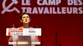 Nathalie Arthaud lors d'un meeting au Zénith à Paris le 3 avril 2022