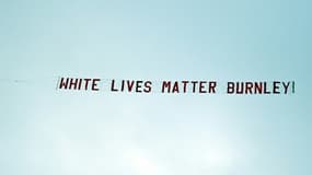 La fameuse bannière 'White Lives Matter Burnley' ("les vies blanches comptent") tirée par un avion au dessus du stade lors du match entre Manchester City et Burnley à Manchester, en Angleterre le 22 Juin 2020.