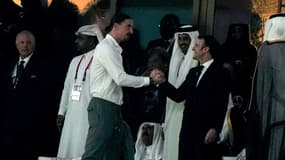 Zlatan Ibrahimovic salue Emmanuel Macron lors de la finale de la Coupe du monde 2022