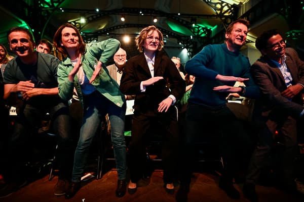 La tête de liste des Ecologistes aux élections européennes, Marie Toussaint, entourée de Marine Tondelier et Yannick Jadot, lors d'un meeting de campagne à Paris, le 2 décembre 2023.