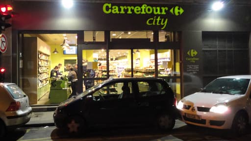 C'est dans une supérette comme celle-ci - ici à Paris en mars 2011 - que des braqueurs ont tenté de s'introduire par deux fois (photo d'illustration).