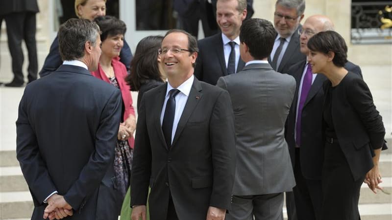 La rupture "apaisante" voulue par le "normal" François Hollande, après l'"hyperprésidence" de Nicolas Sarkozy, s'est traduite dès le début de son mandat par une sémantique politique originale. /Photo prise le 4 juillet 2012/REUTERS/Philippe Wojazer