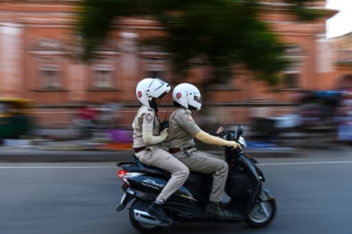 Des policières d'une unité spéciale uniquement composée de femmes patrouillent le 14 juin 2017 dans la ville de Jaipur (nord-ouest de l'Inde) pour lutter contre les violences faites aux femmes Des policières d'une unité spéciale uniquement composée de femmes patrouillent le 14 juin 2017 dans la ville de Jaipur (nord-ouest de l'Inde) pour lutter contre les violences faites aux femmes