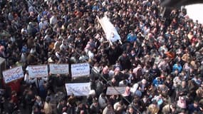 Obsèques d'un manifestant hostile au régime de Bachar al Assad, près de Homs, un des foyers de la contestation en Syrie. Le secrétaire général de la Ligue arabe, Nabil Elarabi, a dit jeudi craindre une guerre civile en Syrie et ses conséquences dans la ré