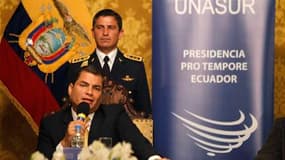 Le président équatorien Rafael Correa, lors d'une réunion vendredi avec plusieurs ministres des Affaires étrangères des pays voisins. Rafael Correa a réaffirmé vendredi son pouvoir, au lendemain d'une journée de troubles dans lesquels il a dénoncé une ten
