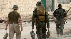 Des soldats des forces gouvernementales syriennes transportent des mines dans les environs d'Alep le 25 octobre 2016