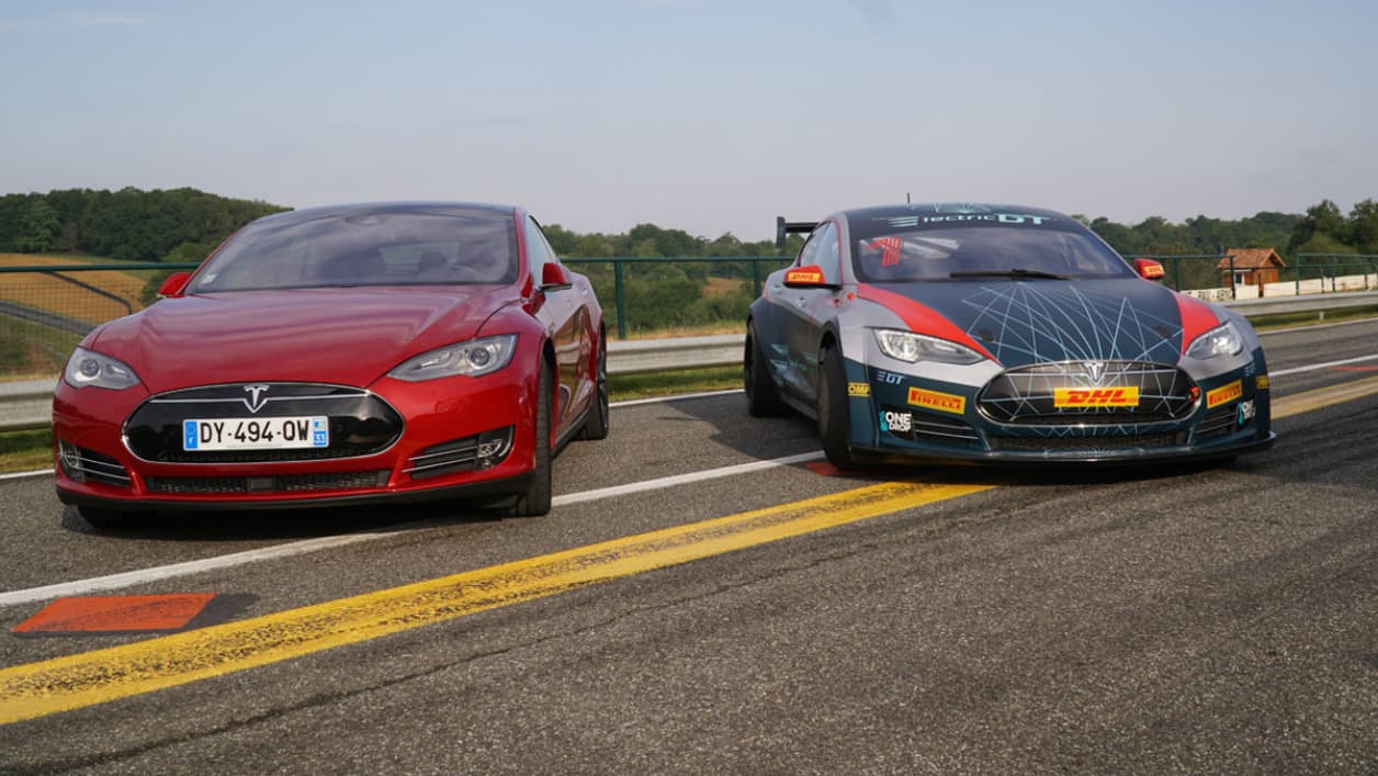 La Tesla Model S de série (avant le restylage de 2016) à gauche et la version Electric GT à droite, sur la piste du circuit de Pau-Arnos le 27 avril dernier