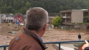 En pleine interview, ce maire belge voit une maison s'effondrer avec des habitants encore sur le toit