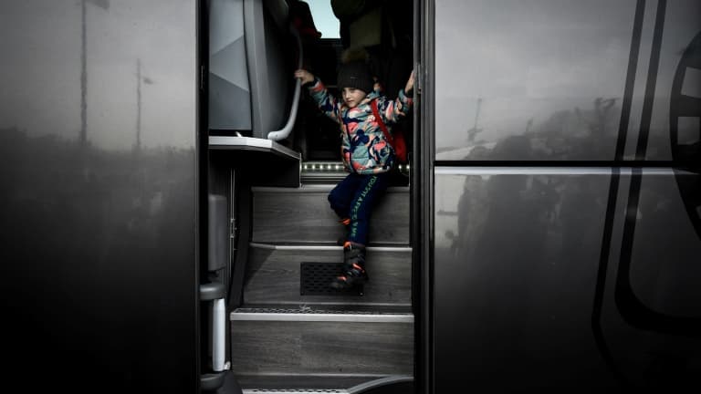 Un enfant descend du bus de réfugiés ukrainiens à Saint-Pierre-de-Chandieu, le 3 mars 2022.