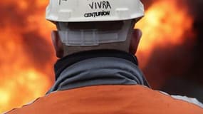 Les salariés de l'usine ArcelorMittal de Basse-Indre, en Loire-Atlantique, ont entamé lundi une première grève de 24 heures pour protester contre l'accord conclu entre le gouvernement et le groupe sidérurgique, qui prévoit le transfert des deux premières