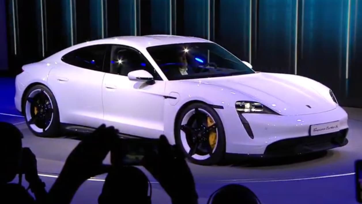 Avec une puissance annoncée de 761 chevaux, la Taycan abat le 0 à 100 km/h en seulement 2,8 secondes. 