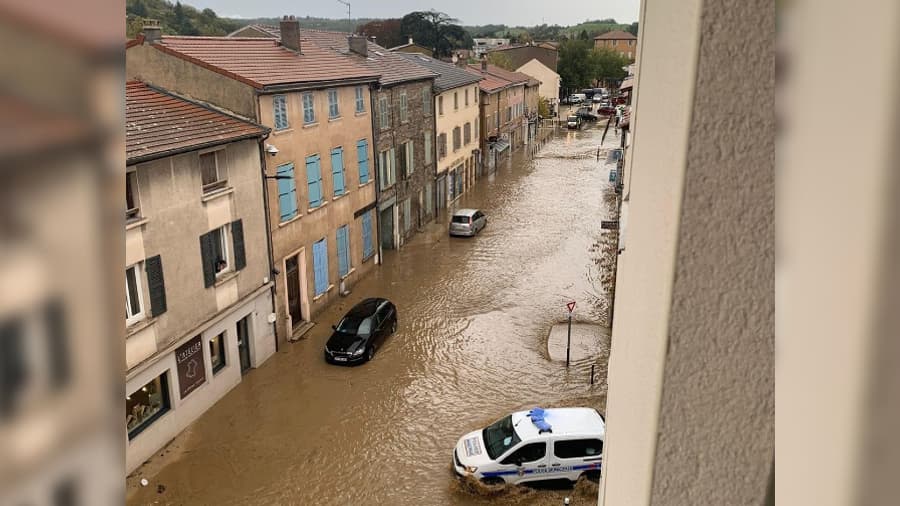 Les rues de la commune de Brignais (Rhône) sont inondées ce jeudi 17 octobre 2024