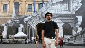 L'artiste JR devant sa dernière œuvre à Rome, le 21 juillet (photo d'illustration)