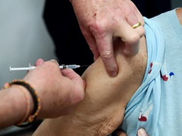 Vingt millions de personnes ont reçu leur première dose de vaccin contre le Covid-19 en France, a annoncé samedi Emmanuel Macron