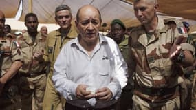 Le retrait des forces françaises déployées au Mali dans le cadre de l'opération Serval s'étalera sur plusieurs mois à partir d'avril, selon le ministre de la Défense Jean-Yves Le Drian (au centre), ici à Gao. /Photo prise le 7 mars 2013/REUTERS/Joe Penney
