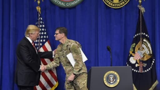 Donald Trump et le général Joseph Votel lors d'une rencontre au centre de commandement de Macdill à Tampa, Floride, le 6 février 2017