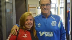 Marcia, fan de Marcelo Bielsa, heureuse d'avoir rencontré son idole.