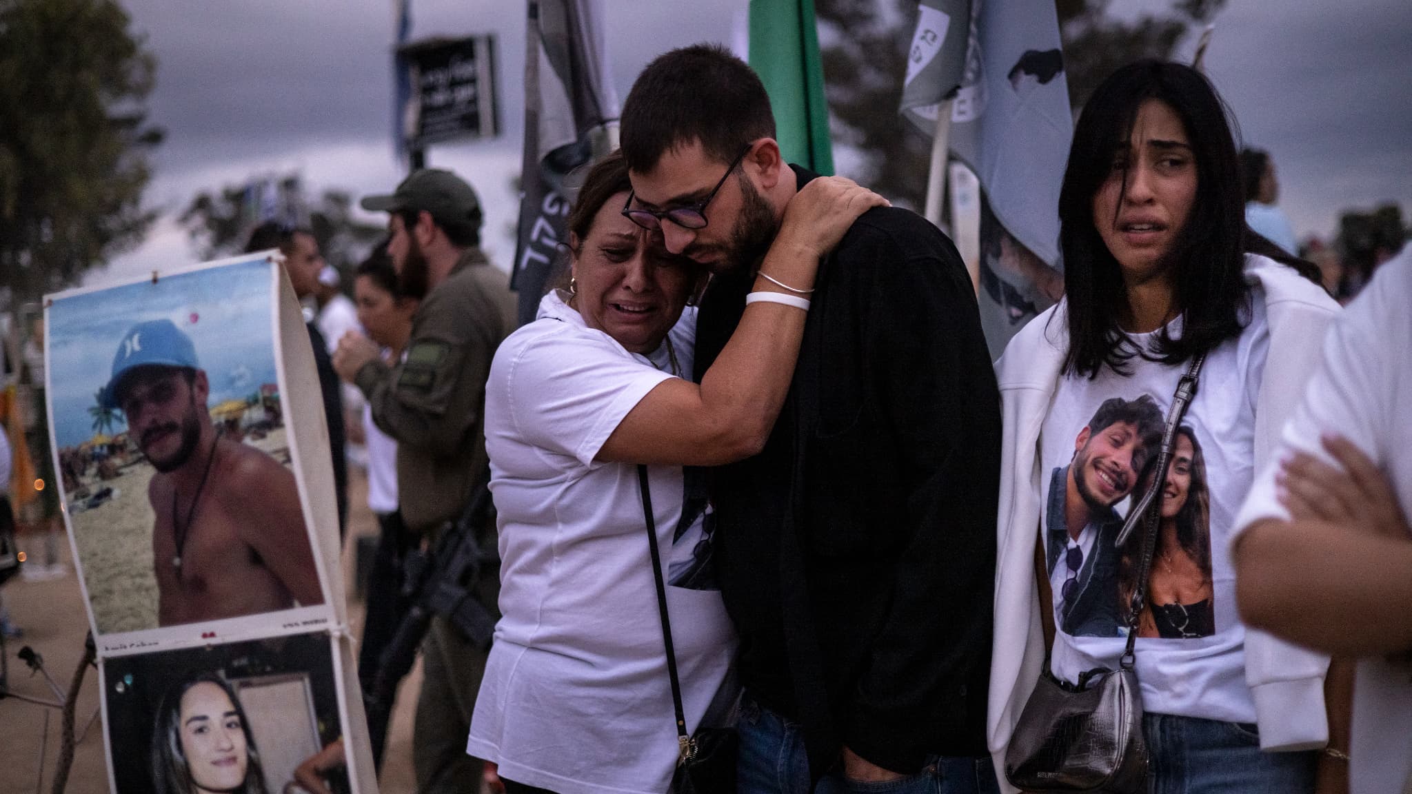 Des familles endeuillées lors des commémorations de l'attaque du Hamas du 7 octobre 2023, le 7 octobre 2024 à Réïm.
