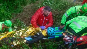 Alessio Martinelli pris en charge par les secours après sa chute lors du Giro 2025