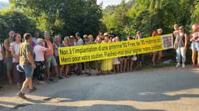 Une cinquantaine d’habitants de Tourrettes-sur-Loup étaient rassemblés ce lundi 12 août afin de manifester contre la future installation d’une antenne 5G dans la commune.