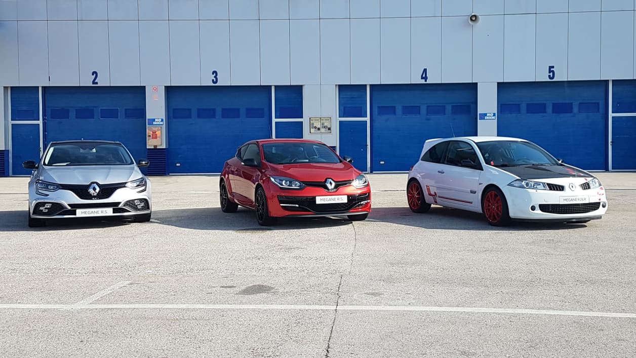 A côté de la nouvelle Mégane RS troisième du nom (à gauche), la 275 (2e génération) et la R26.R (1ère génération). A côté de la nouvelle Mégane RS troisième du nom (à gauche), la 275 (2e génération) et la R26.R (1ère génération).