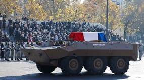 Le cercueil d'Hubert Germain sur un char remontant les Champs-Élysées le 11 novembre 2021