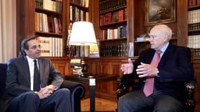 Antonis Samaras (à gauche), chef de file de l'opposition conservatrice, ici avec le président grec Karolos Papoulias à Athènes, a réclamé dimanche la démission du Premier ministre grec George Papandréou et s'est dit prêt à coopérer dans cette hypothèse. /