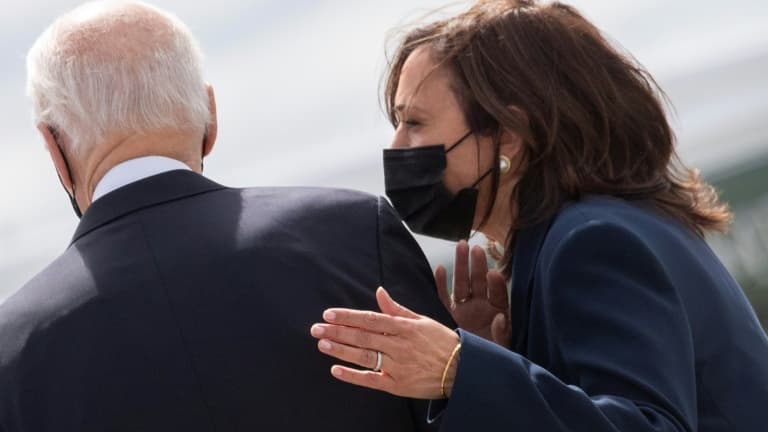 Le président américain Joe Biden et la vice-présidente Kamala Harris arrivent à la base militaire de Dobbins à Marietta, dans l'Etat de Géorgie, le 19 mars 2021