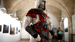 Costume d'un personnage du jeu vidéo "Assassin's Creed Mirage" lors d'une exposition à Bordeaux, le 3 octobre 2023