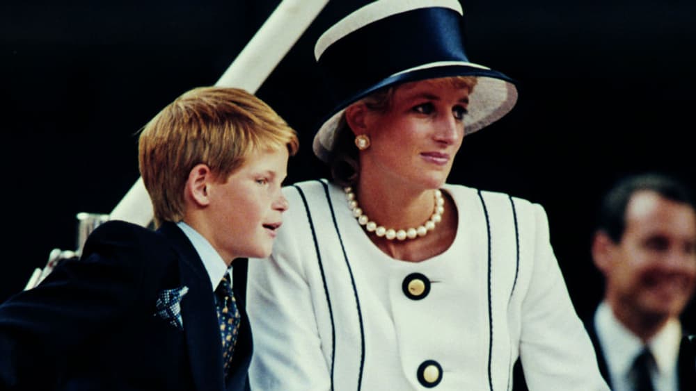 Le Prince Harry et sa mère Lady Diana, à Buckingham Palace en 1995 Le Prince Harry et sa mère Lady Diana, à Buckingham Palace en 1995