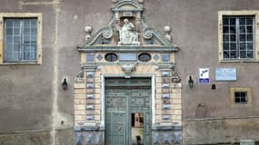La façade de l'école catholique Notre-Dame-de-Garaison à Monléon-Magnoac, le 27 février 202 5dans les Hautes-Pyrénées