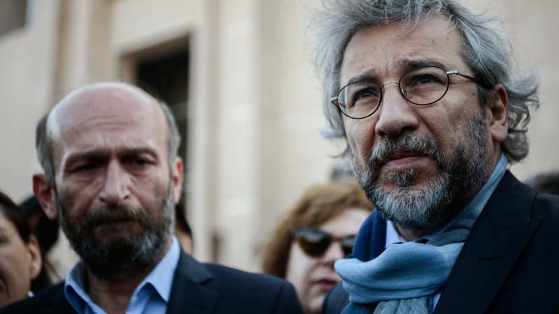Le journaliste Can Dündar (à droite), ici le 1er avril 2016, a échappé à une attaque à main armée devant le tribunal où il est jugé. (Photo d'illustration)